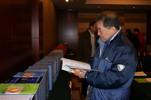 孙尧东书记现场指导,审阅示范性就业中心评建材料