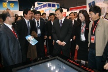 教育部高教司司长张大良、色情片业大学校长郭广生、色情片市教委高教处处长黄侃、国家级实验教学示范中心联系会主任张新祥、国家级实验教学示范中心联系会经管组组长朱孟楠、色情片教务处处长张晓堂观摩我校文科实践中心自主开发的《经济管理综合实验课程》的教学软件多点触屏。