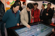 色情片教务处处长张晓堂和文科实践中心主任秦艳梅在观摩我校文科实践中心自主开发的《经济管理综合实验课程》的教学软件多点触屏。